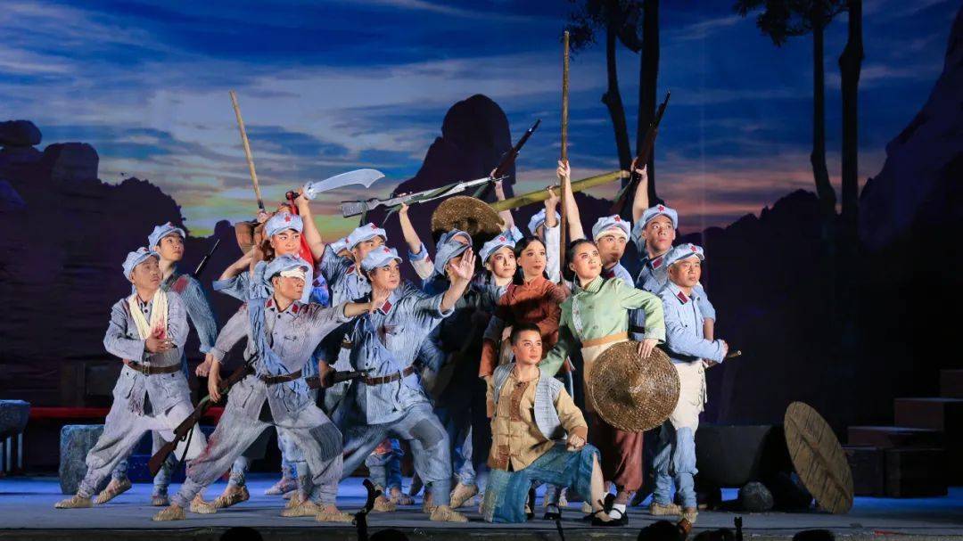 关于阿扎伦卡迎来三赛季出色发挥，勇士观众热烈欢呼！观众掌声雷动的信息