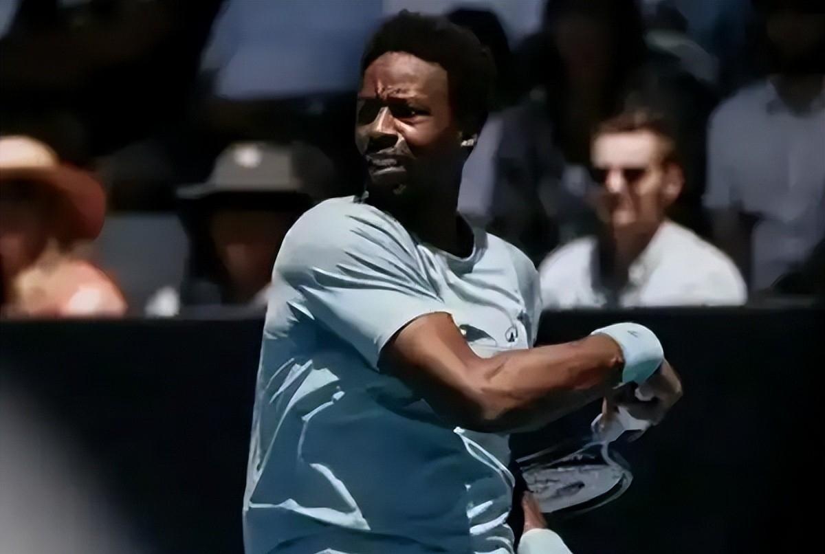 费德勒重返赛场，夺冠首场状态出色，曼联观众沸腾！比赛高潮迭起的简单介绍